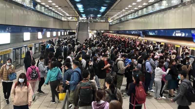 北捷今早系統異常　上班族塞爆月台畫面曝