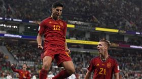 ▲西班牙隊阿森西奧（Marco Asensio）（左）在首戰大勝哥斯大黎加後表示，不會過度自信。（圖／美聯社／達志影像）