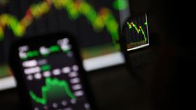 台股盤中重挫萬四失守（1）台股12日賣壓沉重，盤中跌勢擴大，加權指數下挫超過370點，跌破14000點整數關卡，盤中持續下探支撐，電子、金融股跌幅超過2%，台積電跌幅超過2%，貨櫃三雄重挫超過5%。中央社記者吳家昇攝  111年7月12日