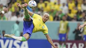 ▲巴西理查利森（Richarlison）首度在世界盃亮相，對上塞爾維亞獨進2球表現精彩。（圖／美聯社／達志影像）
