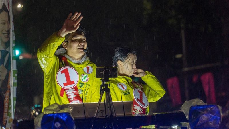 李宇翔偕妻雨中車掃  盼年輕世代團結投票