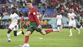 ▲「C羅」羅納度（Cristiano Ronaldo）成為史上第一位在5屆世足賽都進球的球員，賽後表示已經將最近遇到的麻煩拋在腦後。（圖／美聯社／達志影像）