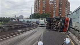 水源快水泥車橫躺路上
