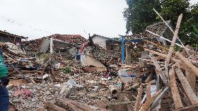 印尼強震造成多棟民宅倒塌