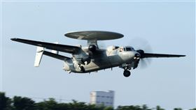 佳冬戰備道E-2K空中預警機首次起降。（記者邱榮吉/屏東/拍攝）