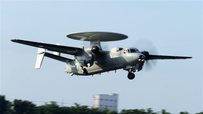 新／空軍屏東E-2K降落出事「機組員均安」