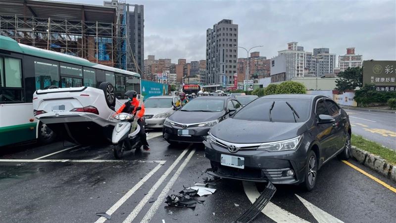 重陽橋塞爆原因曝！男恍神撞對向3車翻覆