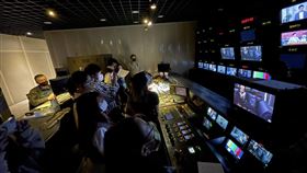 ▲幕後課程安排學生前進三立攝影棚，讓學生了解鏡頭語言和各項專業的技術操作。（圖／鍾釗榛攝影）