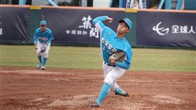 孫易磊黑豹旗好投率穀保家商拿勝黑豹旗青棒賽32強穀保家商25日與善化高中交手，穀保先發投手孫易磊（前）4局無失分、好投壓制，率隊以13比2、5局拿勝晉級。中央社記者謝靜雯攝  111年11月25日