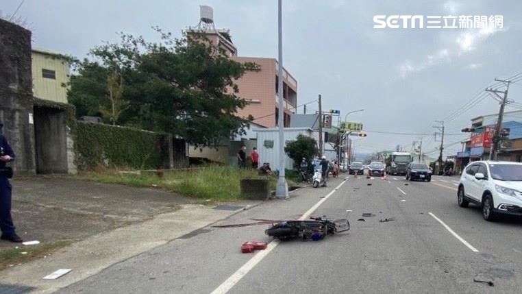 男騎電動自行車闖紅燈　貨車撞飛送醫不治