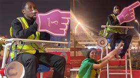 2022卡達世界盃足球賽，有一名員工意外爆紅。（圖／翻攝自《mozzartsport》TikTok） 