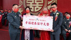 陸軍司令徐上將宣讀結婚命令，並頒發證書及賀禮，祝福全體新人永浴愛河、白頭偕老，共創美滿家庭。（圖/陸總部提供）