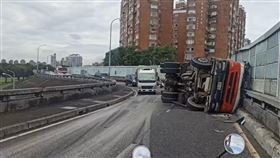 水源快水泥車橫躺路上