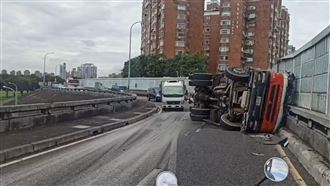 混凝土車翻覆水快　司機肇事原因曝光