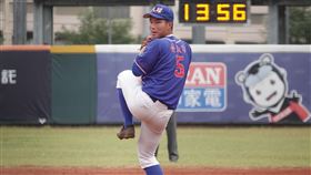 黑豹旗青棒賽  大理張元愷神似范國宸2022年黑豹旗全國高中棒球大賽32強戰25日在三重棒球場舉行，台北市大理高中出現「明星臉」，後援投手張元愷（圖）登板，隊友都叫他：「范國宸加油！」中央社記者謝靜雯攝  111年11月25日