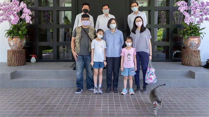 他曝：鄭運鵬北桃園競總還放盈希妹妹畫作