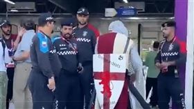 卡達世足／白目？英國球迷扮「十字軍」觀戰　遭官方驅離