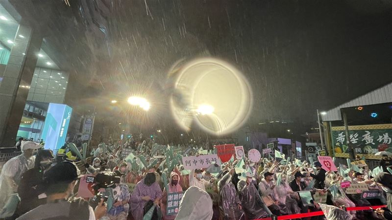 擠爆！陳時中選前之夜2.5萬人畫面曝