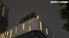 林口昕境國賓影城招牌疑因短路起火燃燒。（圖／翻攝畫面）