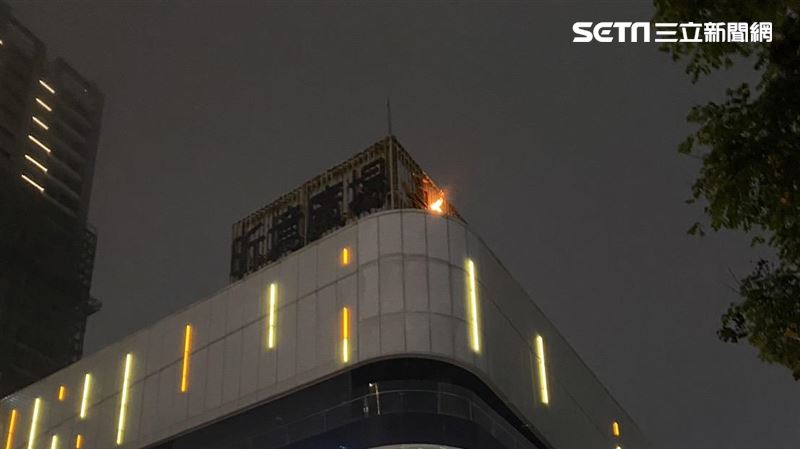 新／林口國賓影城竄火煙　逛街民眾急奔逃