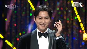 青龍獎／李政宰奪新導演超迷糊　鄭雨盛代領電話連線急喊：我是開擴音。（圖／翻攝自KBS Entertain YouTube）