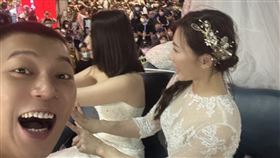 新／來了！鳳梨「迎娶」最兇候選人畫面曝（圖／翻攝自小商人臉書粉專）