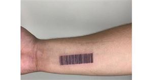 死人身上才刺條碼？他超狂「把載具刺手上」：我火化發票也要存載具（圖／翻攝自Dcard）