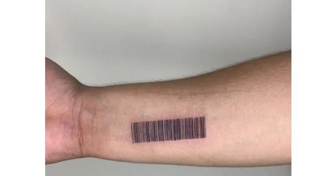 他把載具刺手臂！買東西實測「真的能刷」