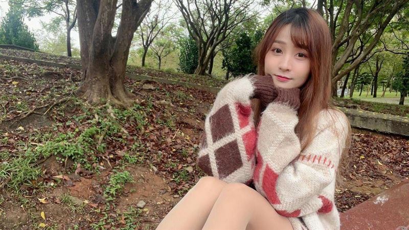 文大校花激短球衣+絲襪　裙底洩光網暴動