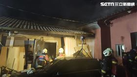 新北市汐止區倉庫竄出火煙，警消在40分鐘內撲滅火勢。（圖／翻攝畫面）