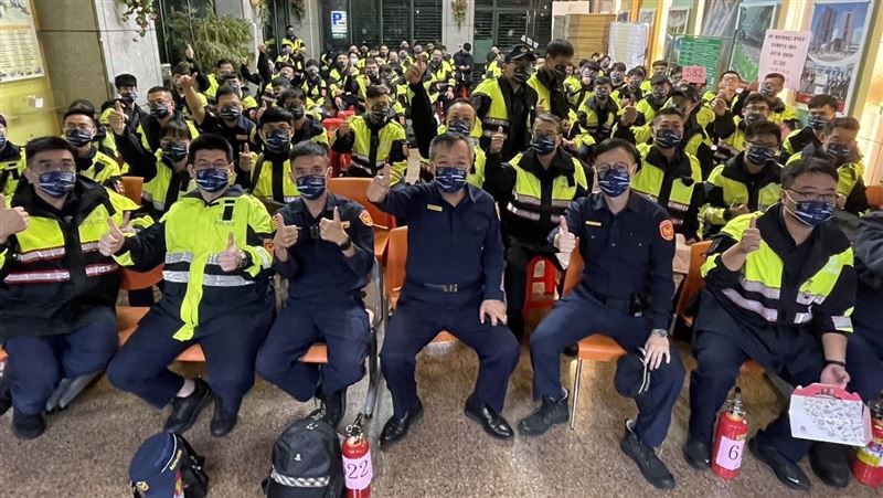 凌晨4點集結！新北警全天候選務維安