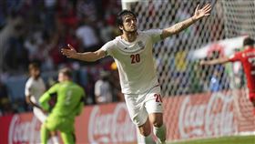 ▲伊朗阿茲蒙（Sardar Azmoun）受傷堅持不退，率球隊踢倒威爾斯。（圖／美聯社／達志影像）