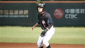 黑豹旗青棒賽  鶯歌工商挺進16強2022黑豹旗高中棒球大賽32強戰25日在三重棒球場舉行，鶯歌工商與社團球隊松山工農交手，鶯歌工商陣中游承勳全場貢獻3安3打點，助隊以15比0、4局拿勝。中央社記者謝靜雯攝  111年11月25日
