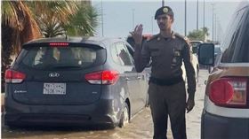 ▲沙國多地因破紀錄的降雨面臨嚴重洪災。（圖／翻攝自推特）