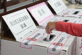 18歲公民權修憲複決  民眾投下選票