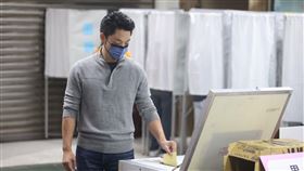 蔣萬安投票。(圖/蔣萬安競選辦公室提供)