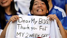 日本球迷舉牌，感謝老闆讓他休假2星期來看世界盃。（圖／翻攝自FIFA World Cup 官方推特）