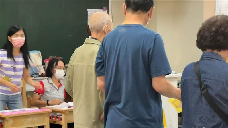 台中投票日爆糾紛　1人撕選票2違規帶手機