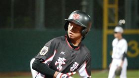 林鉑濬U18看世界有想法  美國行才知台灣味美好鶯歌工商投打二刀流林鉑濬今年參加U18世界盃棒球賽表現亮眼，國外走一回學東西，也有出國闖看看的想法。此趟美國行，更體會到能吃到「台灣味」的美好。圖為林鉑濬25日黑豹旗青棒賽出賽畫面。中央社記者謝靜雯攝  111年11月26日