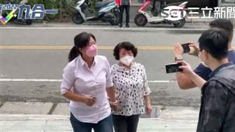 緊牽母親手現身投票　蔡培慧：來表達民主