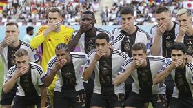 ▲德國隊22日賽前合照，摀住嘴巴以示對國際足總對彩虹臂章立場的抗議。（圖／美聯社／達志影像）