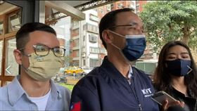 朱立倫身穿「KMT」字樣外套投票，引發違反選罷法質疑。(圖/國民黨提供)