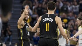 ▲柯瑞（Stephen Curry）、湯普森（Klay Thompson）聯手飆進12顆三分球。（圖／美聯社／達志影像）