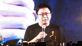 現身林佳龍選前之夜  恩恩爸表態力挺染疫病逝童「恩恩」的父親（台上中）25日晚間現身民進黨新北市長候選人林佳龍的選前之夜造勢活動，強調自己26日一定會去投票，這一票將投給林佳龍，呼籲選民一同支持。中央社記者王鴻國攝 111年11月25日