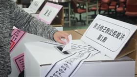 九合一大選  新竹民眾踴躍投票（3）九合一大選併首次修憲複決26日投開票，此次修憲複決公投是歷史首次交由公民複決的修憲案，將決定年滿18歲的中華民國國民是否有選舉、罷免、創制、複決、參加公投及被選舉權。圖為新竹民眾將公投票投入票匭。中央社記者王騰毅攝  111年11月26日