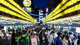 基隆廟口夜市週末湧人潮（1）國內COVID-19（2019冠狀病毒疾病）疫情持續趨緩，適逢週末假日，基隆廟口夜市6日晚間湧現人潮，夜市入口處擺放著「禁止邊走邊吃」告示牌，提醒民眾仍要留心防疫。中央社記者趙世勳攝  111年8月6日