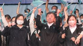 選前之夜「凍蒜」聲不斷  陳時中振臂回應民進黨主席蔡英文（前左）與黨籍台北市長候選人陳時中（前中）25日晚間出席「為台北挺身而出」選前之夜造勢晚會，現場「凍蒜」聲不斷，陳時中等人也振臂回應。中央社記者謝佳璋攝  111年11月25日