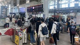 九合一大選登場，一名職軍po照片透露，今年搭乘高鐵北返投票的人數明顯激增。（圖／讀者獨家提供）