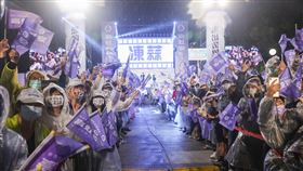 高虹安選前之夜造勢晚會 展現高人氣選前之夜，台灣民眾黨新竹市長候選人高虹安25日在新竹孔廟前廣場舉行造勢晚會凝聚勝選氣勢，高虹安進場時支持者夾道迎接，氣氛熱鬧。中央社記者王騰毅攝 111年11月25日