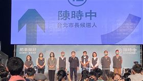 台北市長戰役大勢底定，民進黨台北市長候選人陳時中26日晚間上台發表談話，「我讓大家失望了，並盼大家誠摯祝福蔣萬安」。（圖／記者魏聖凌攝影）